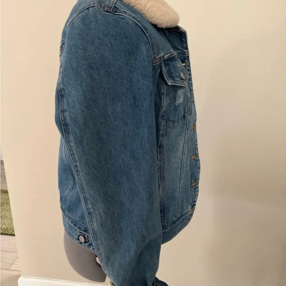 STORE CLOSING SALE UGG women’s Denim Jacket with Sherpa Collar - Picture 5 of 9
